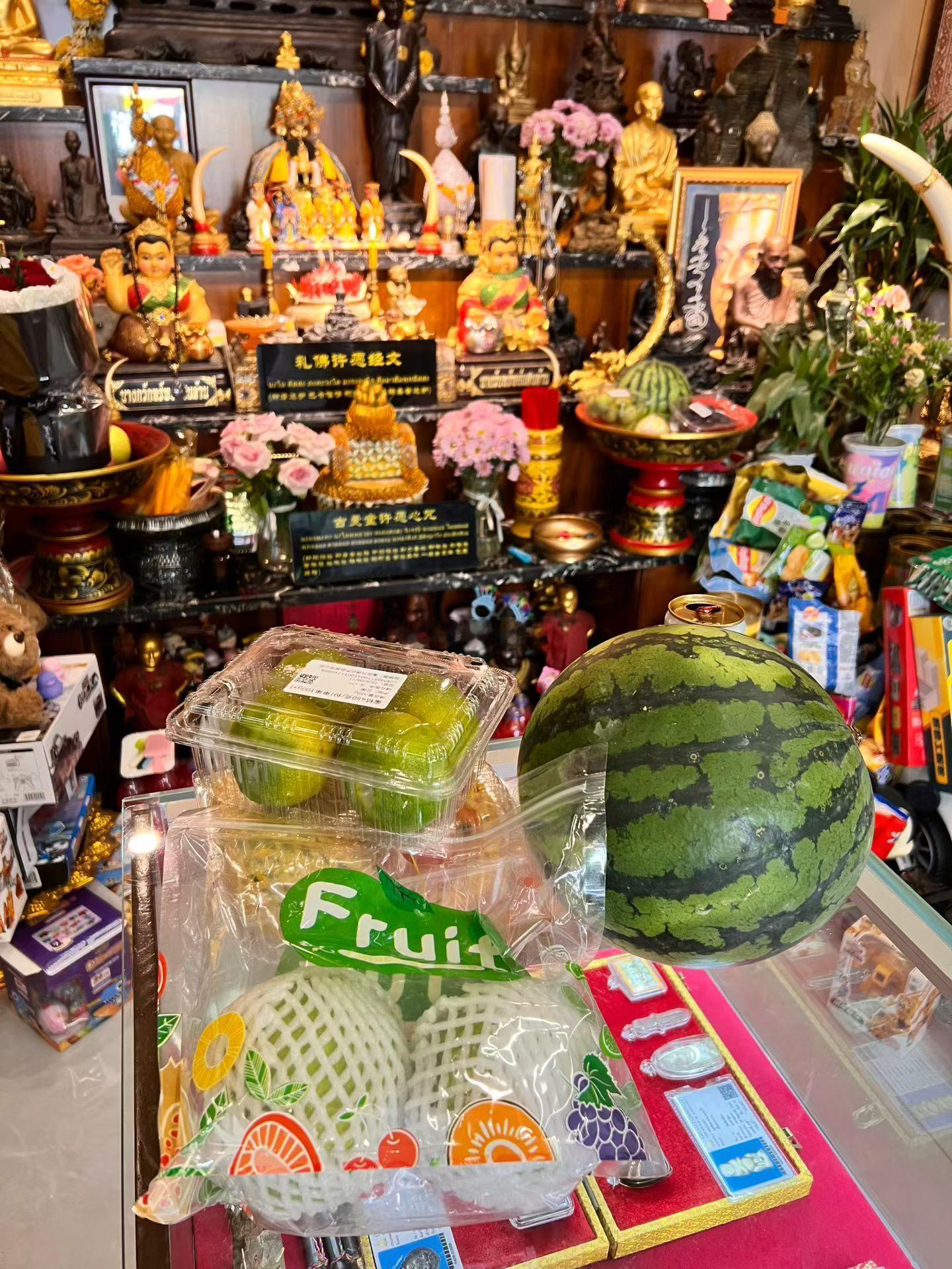 善信还愿佛堂供奉水果🍉🍇🥭每天都有善信过来还愿不得不夸佛堂成愿真灵验✌️ 