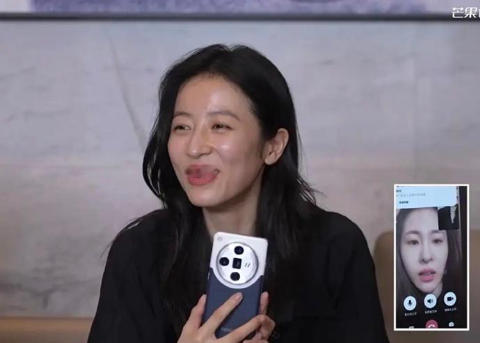 她真是我见过最自恋的人，满口大言不惭，自负得让人难以忍受。 ​​​