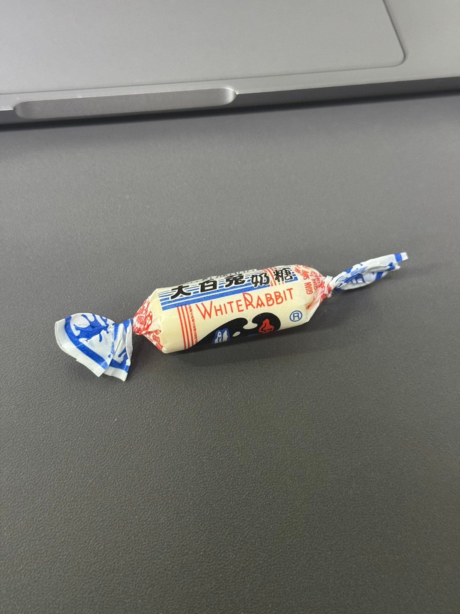 大白兔奶糖的糖纸在外网火了 