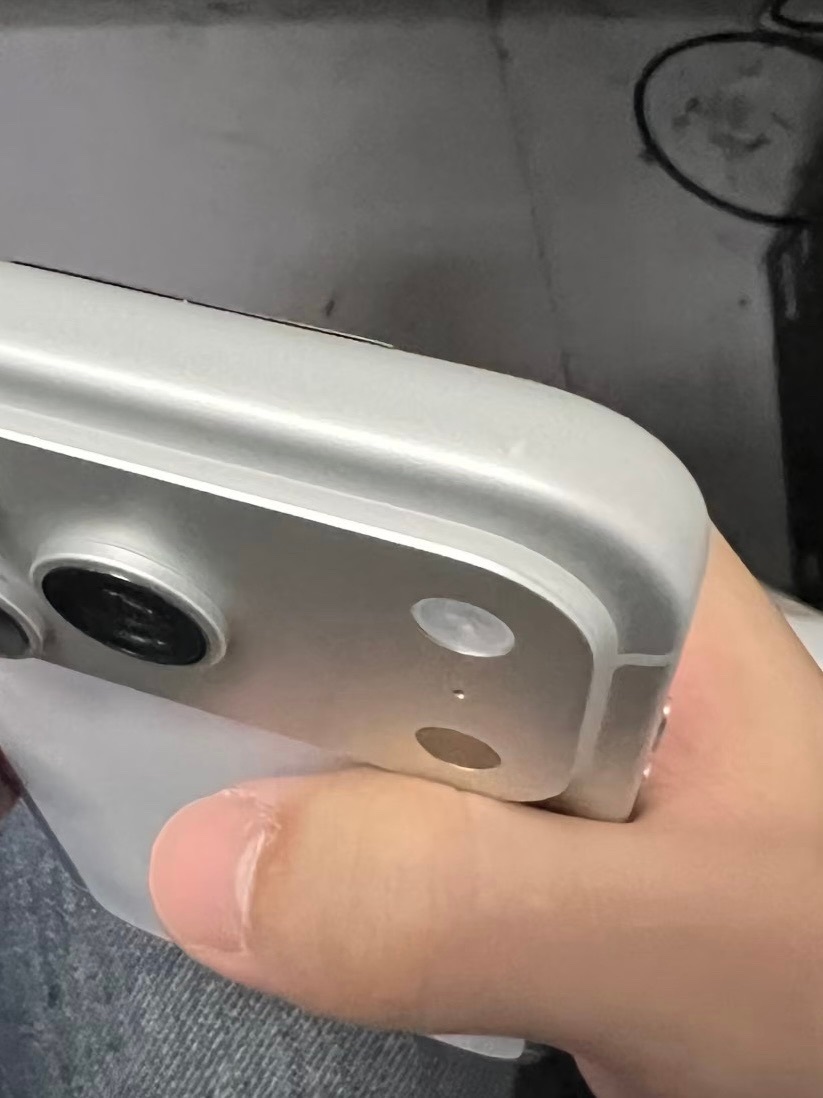 iPhone17Pro划痕大家买的新机有没有问题？身边朋友新机拿到就有划痕了[汗