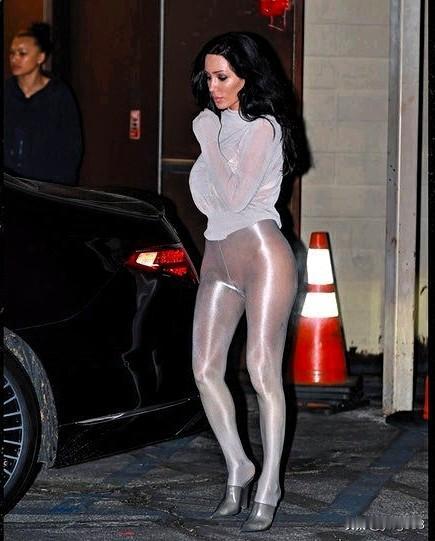 比安卡·森索里仿佛把月光带到了人间……她身穿一袭银色装扮，与男友坎耶·韦斯特一起