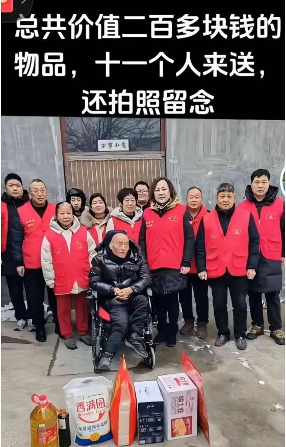 所以人不能通过面相来判断是好人还是坏人。

左图的大爷虽然坐在轮椅上，但修正的非