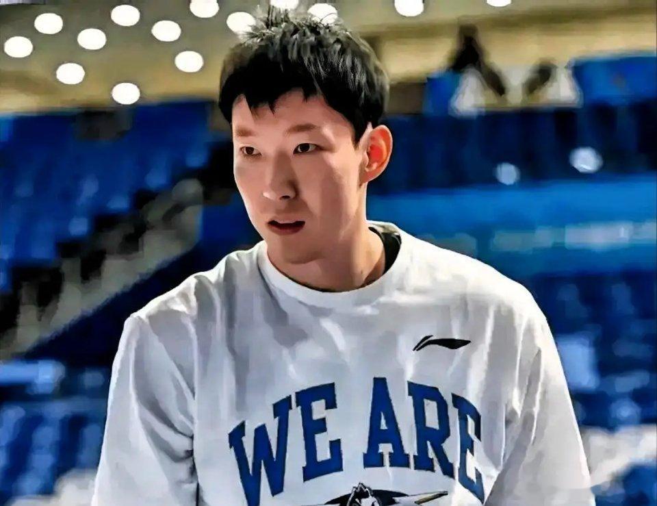周琦icon给文班亚马icon支招：文班需要减少持球，这样打对文班自己来说消耗非