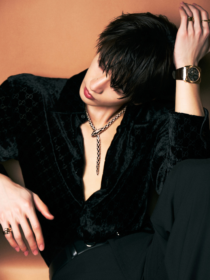 张凌赫湿发烟熏妆 张凌赫湿发烟熏妆，张凌赫微博之夜出图张凌赫这波纯going啊，