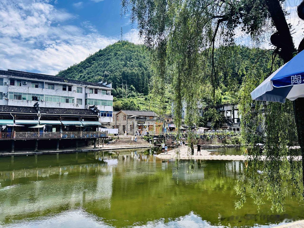 旅行的好处很多：
1.开阔眼界的，增长见识
2.愉悦身心，调节情绪
3.休闲度假