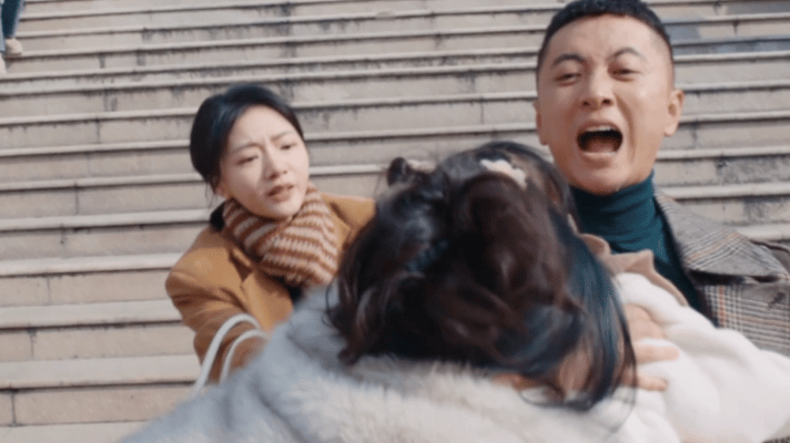 家事法庭网红抢孩子 嘴上喊着爱孩子，🗣️行动全是利用，争抚养权不过是舍不得摇钱