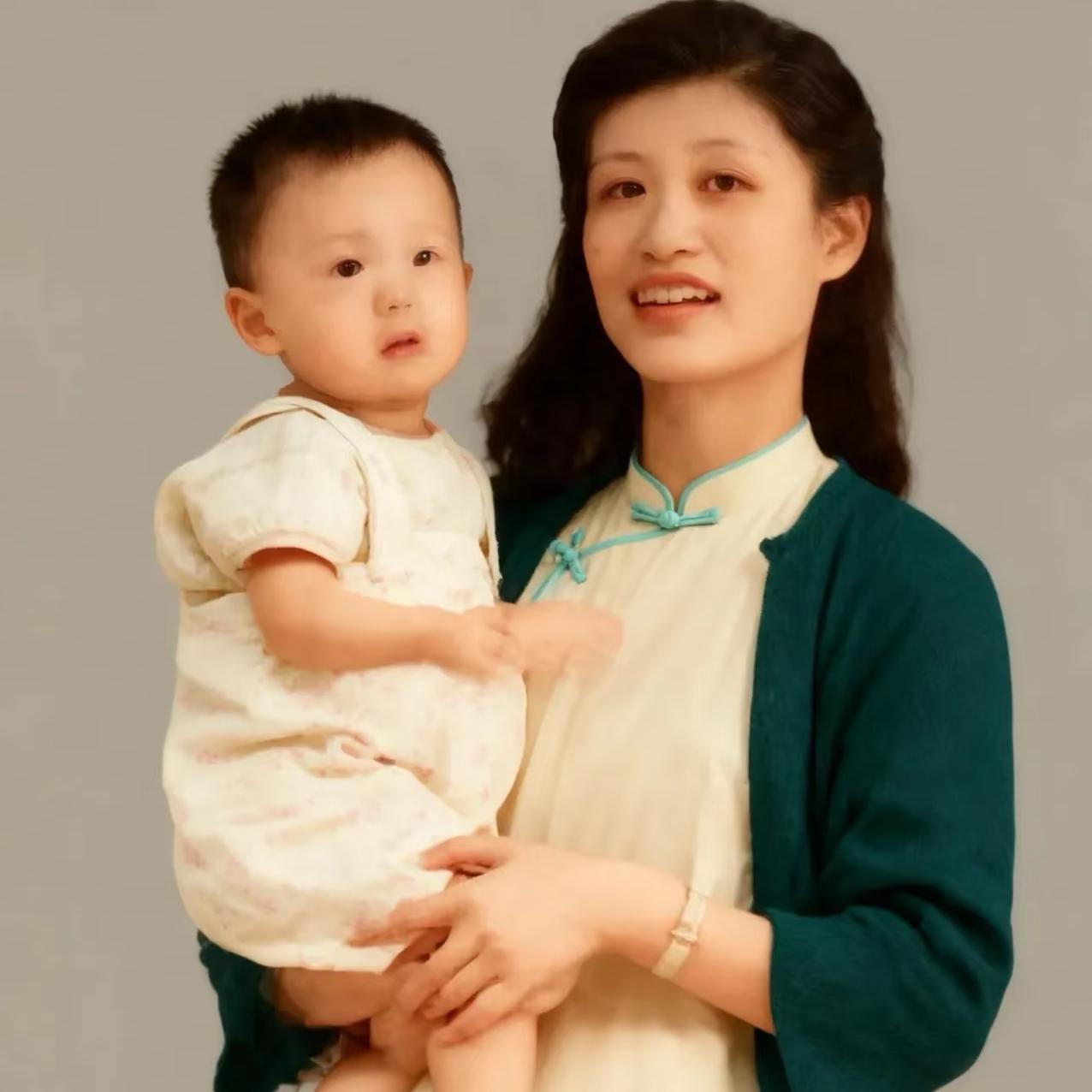 张爱萍的妻子李又兰，一张罕见的留影，照片拍摄于上世纪40年代，李又兰抱着大儿子张