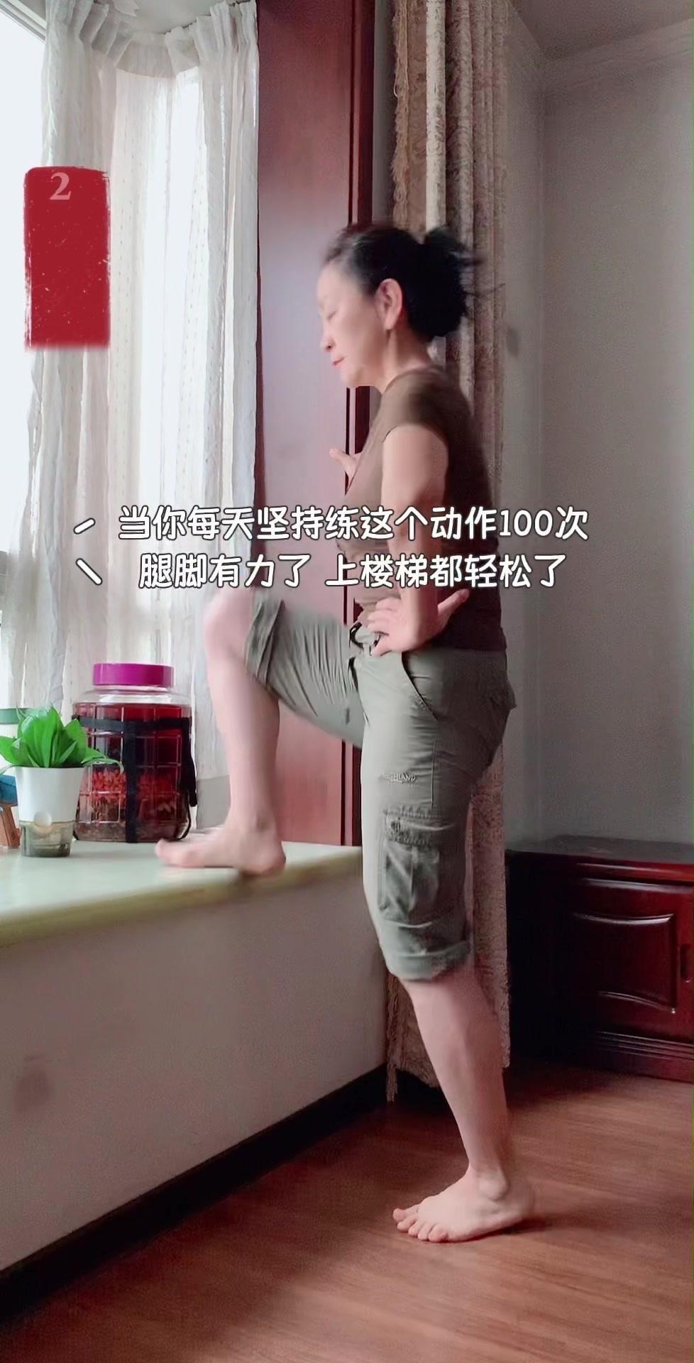💪颠足锻炼在任何地方都能做，居家低成本运动首选！
1️⃣动作要领：双脚并拢，双