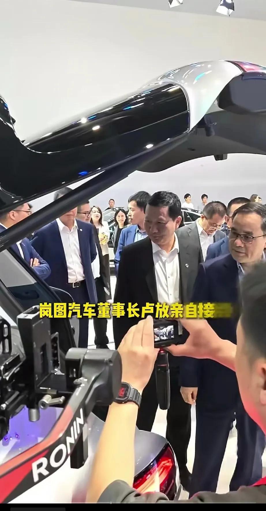 东风展台昨天很热闹，工业和信息化部副部长辛国斌来东风展台参观！全国政协原常委、东