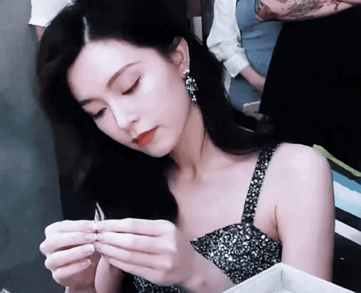 一直觉得她比Baby美，而且是那种气质美，有辨识度。