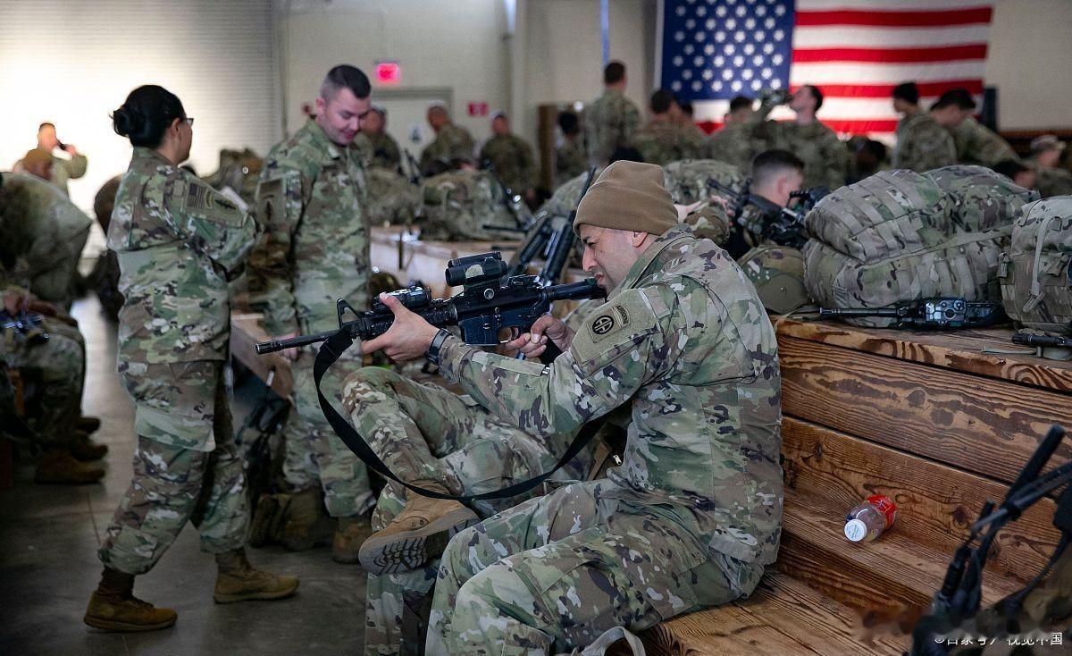 当大量军人开始选择离开军队，背后折射出的其实是美国社会多重矛盾的缩影。

从根源