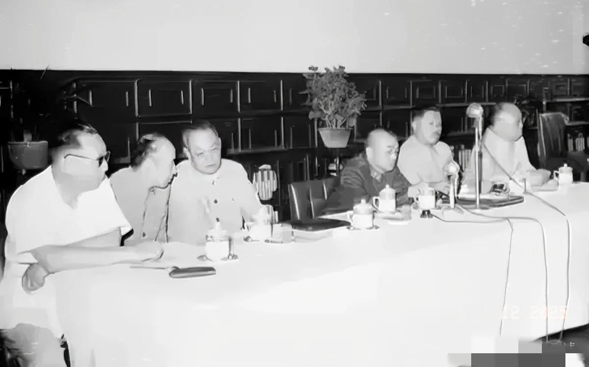 1958年
六位共和国元帅在会议主席台上的照片。
左起：聂荣臻元帅、林彪元帅、叶