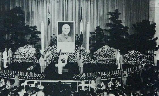 1975年，逃亡台湾的蒋介石因病而去世，入殓时身上穿了7条裤子，毛主席得知后就说