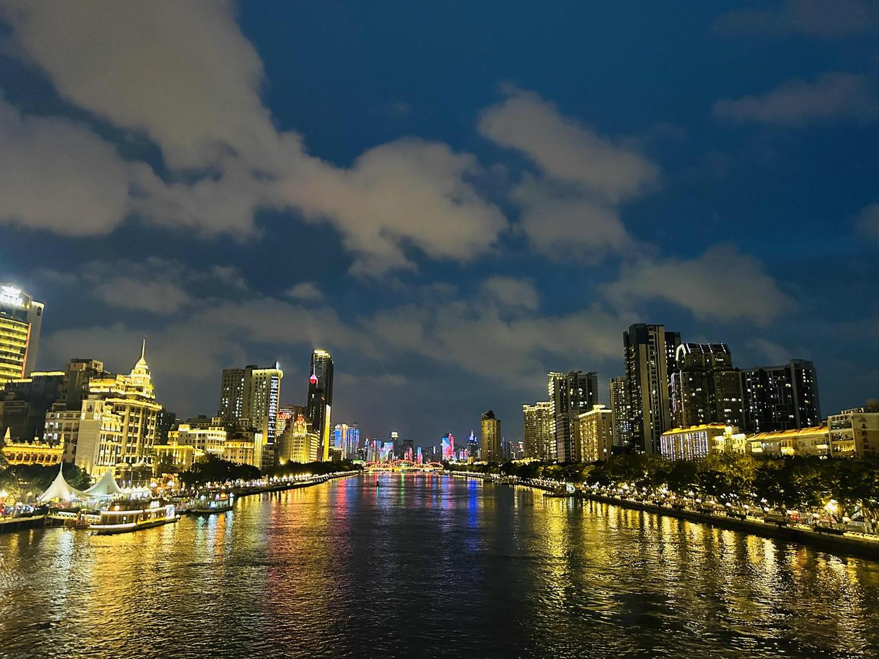 广州夜景是所有省会城市最夯的。很多城市只有单一高楼灯光，而广州夜景是独有的珠江水
