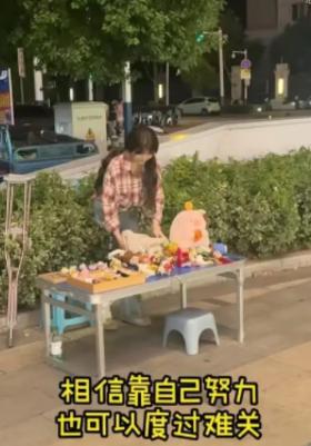 2021年，女孩骨癌，被父亲嫌弃是累赘，与她断绝了所有联系，女孩为了活命，病情好