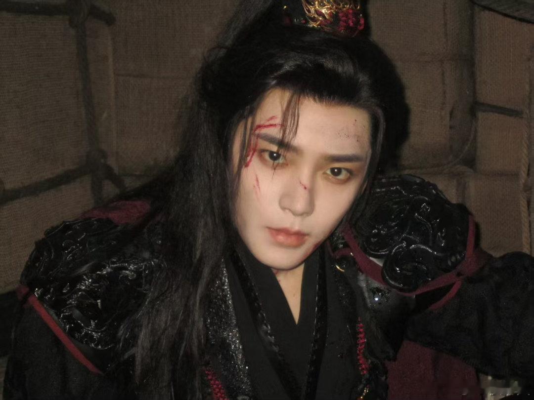 侯明昊 挑战和萧无衣对视终于懂为啥大家不敢挑战和萧无衣对视，侯明昊演绎的萧无衣眼
