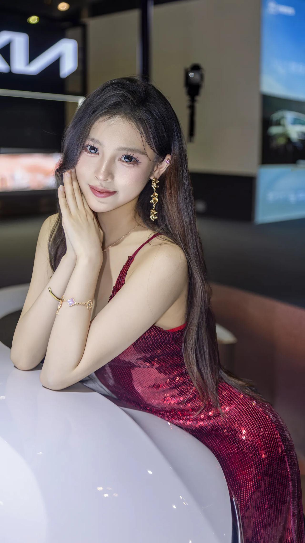 靓丽美女车模小梨花