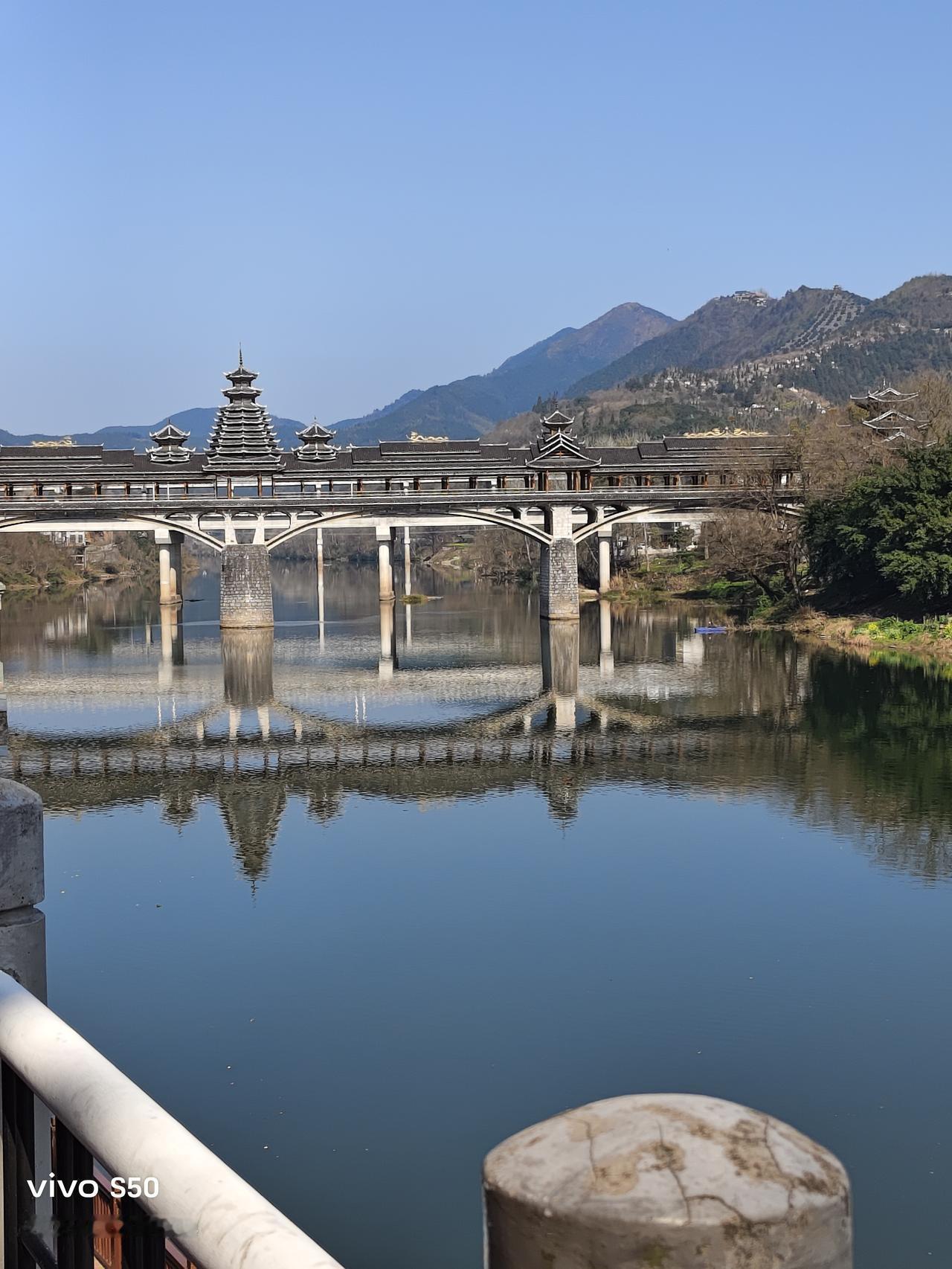 前几天去江东风雨桥逛了逛，感受一下自己家乡人文情怀！
踏在家乡的土地上，呼吸着家
