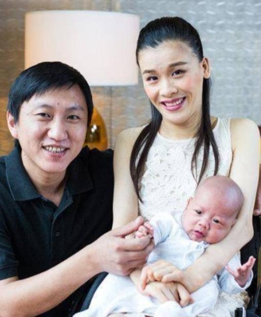 1998年，桑兰瘫痪后拿到了1000万美金的赔偿。就在这个时候，照顾了桑兰9年的