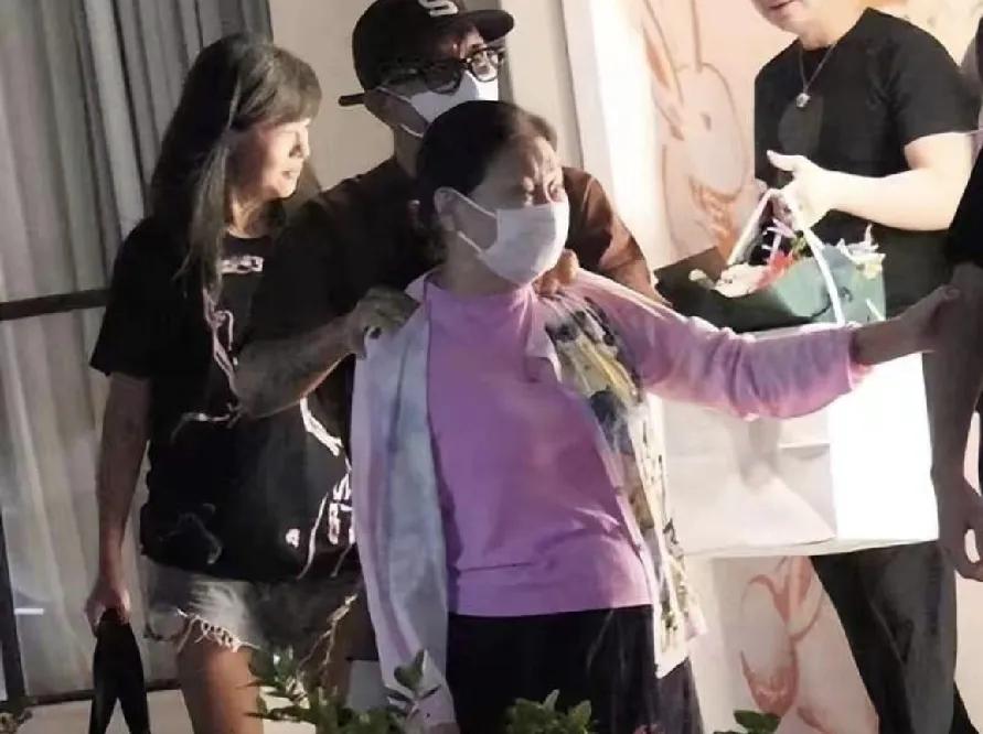 S妈心情很沉闷，
后悔两个孩子没留在身边，
从小一把屎一把尿拉扯大，
如今，只能