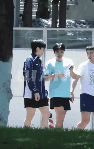 4.17日新鲜的王楚钦下训了，几个大男孩不知道在讨论什么，看着是草莓熊找了个视频