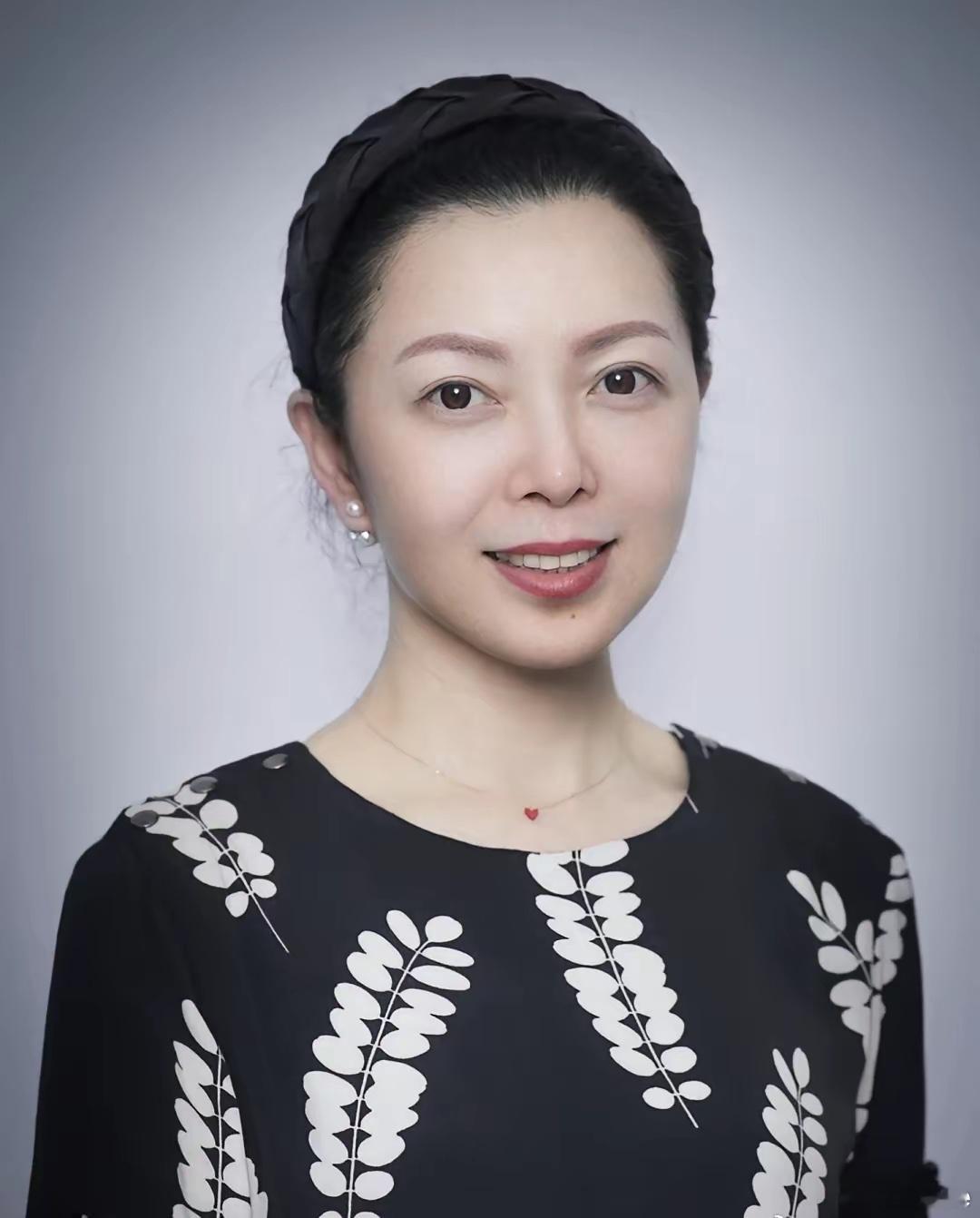 杨乐乐的长相和汪涵的白月光仇晓是有那么一点点相似的。 