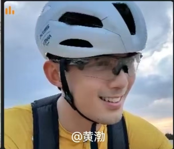黄渤吴磊冒暴雨骑车很佩服吴磊这样的人，把自己的爱好变成大热ip 
