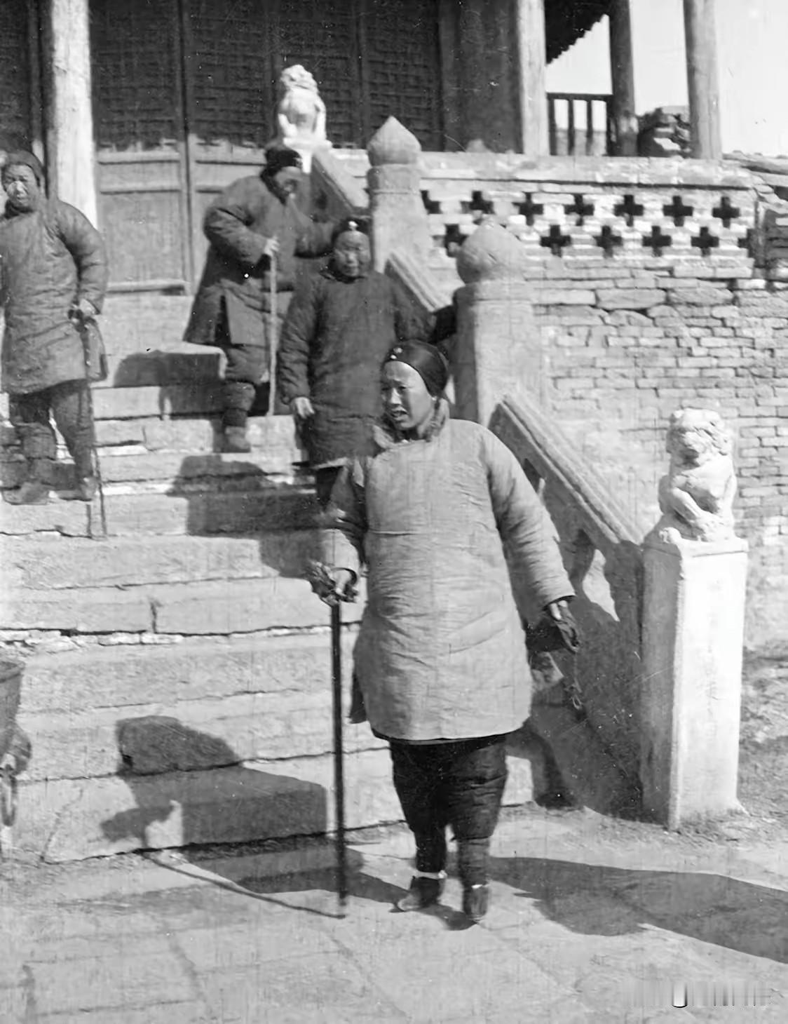 过去的小脚老太太，在岁数不是很大的时候，就拄上拐棍了，不拄拐棍也没有办法，因为脚