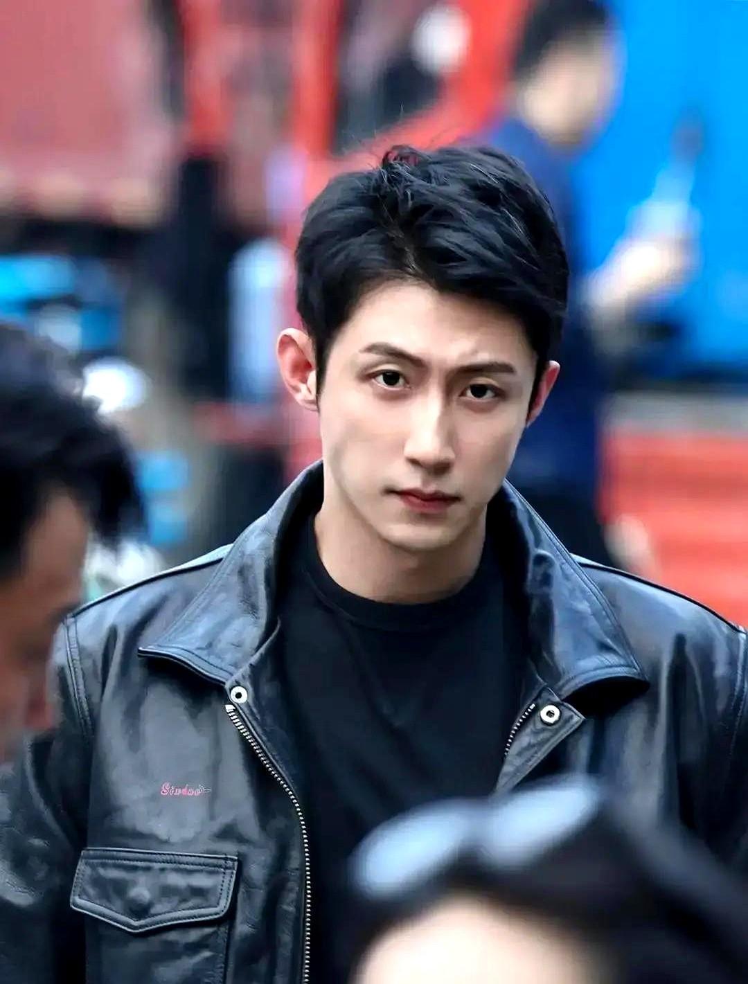 选角只看一眼就拍板？《罚罪2》导演张挺直接把宝押在了黄景瑜和张桐身上。

结果，