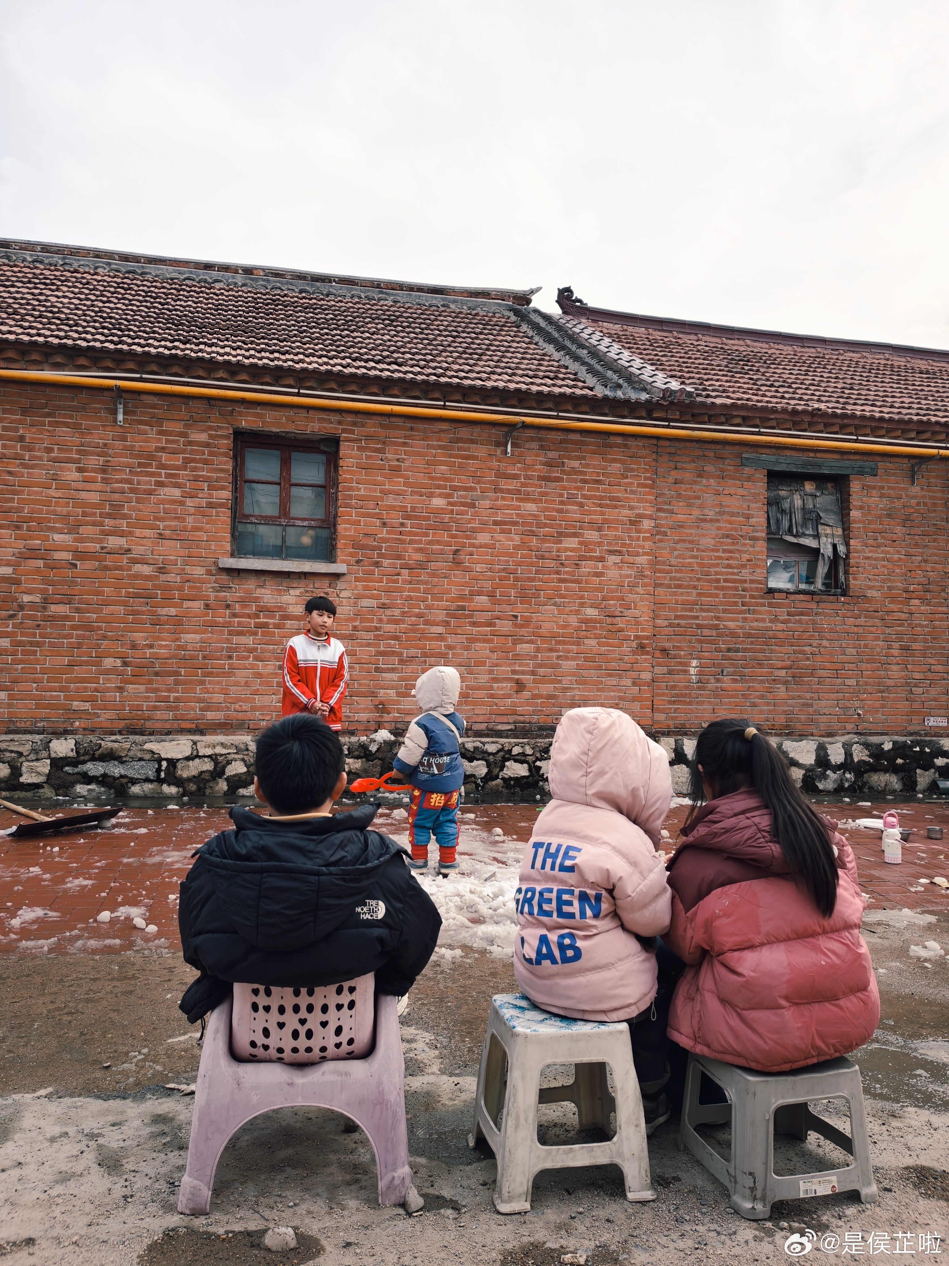 孩子们在玩儿狼人杀小杨同学很开心看哥哥姐姐们玩儿同时也在学游戏规则开学季校园v计