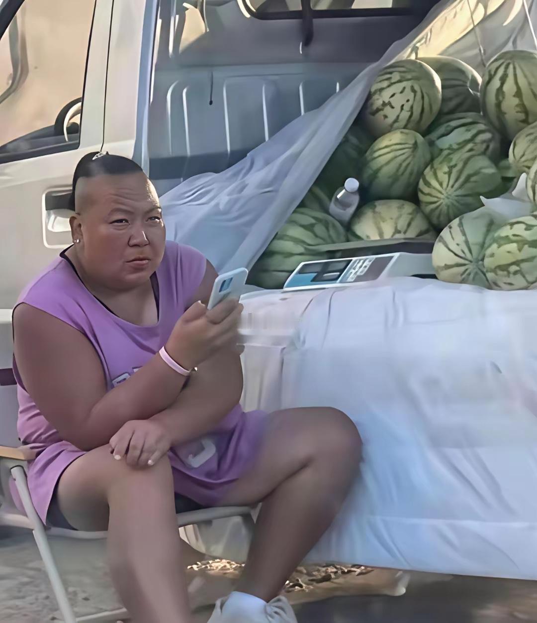 大姐：都两天了，咋就没人来买西瓜呢？五毛钱一斤也不贵呀！
姜妍：換上我试试，一块