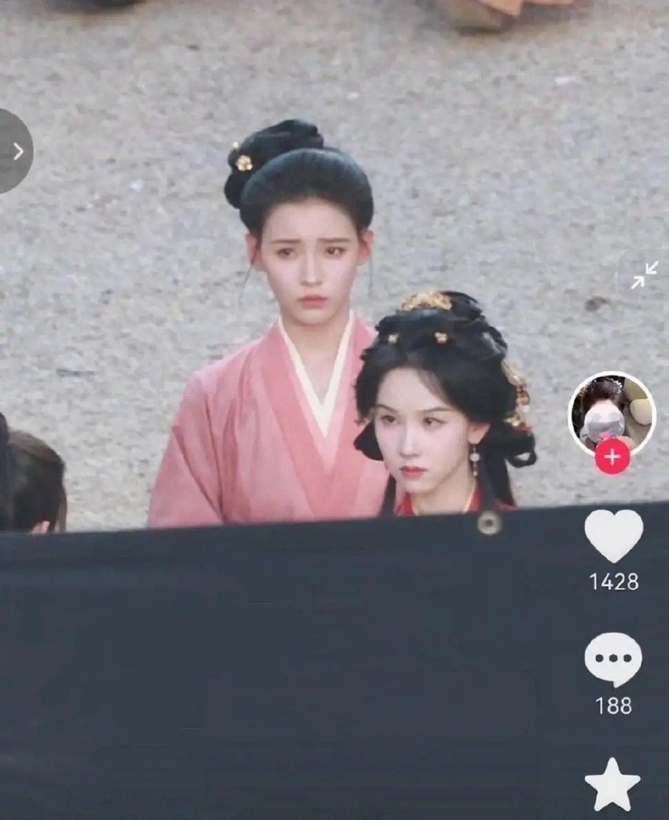 这个演丫鬟的是谁啊，在陈都灵旁边也毫不逊色 