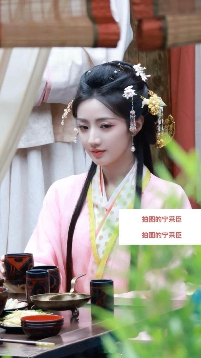黄羿珠雀完全古早女主风味黄羿珠雀路透妆造好有古早风味 ​​​珠雀这套路透妆造真的