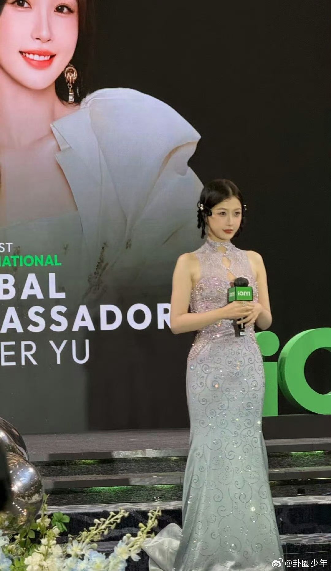 虞书欣马来西亚见面会妆造虞书欣见面会妆造每一套造型都恰到好处，甜美又不失气场，颜