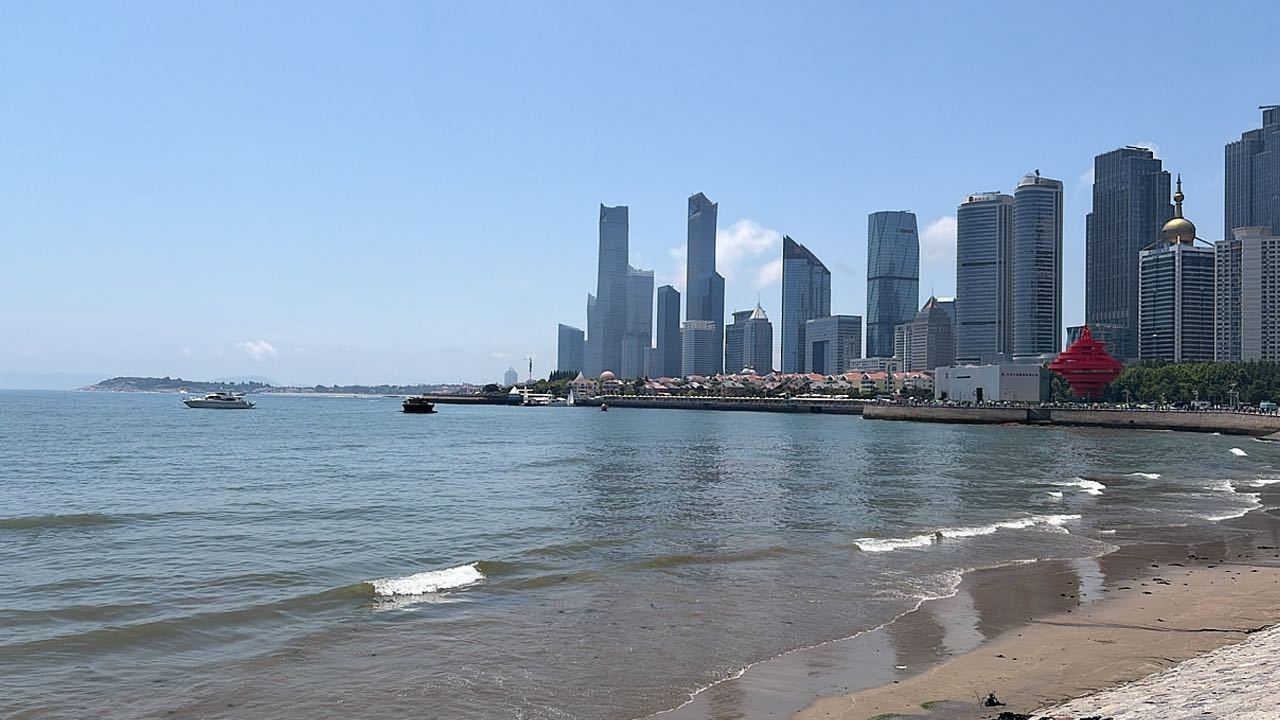 青岛的海自带滤镜🌊吹吹五四广场的海风，看高楼与浪花并肩日子慢慢，海风浪漫，所有
