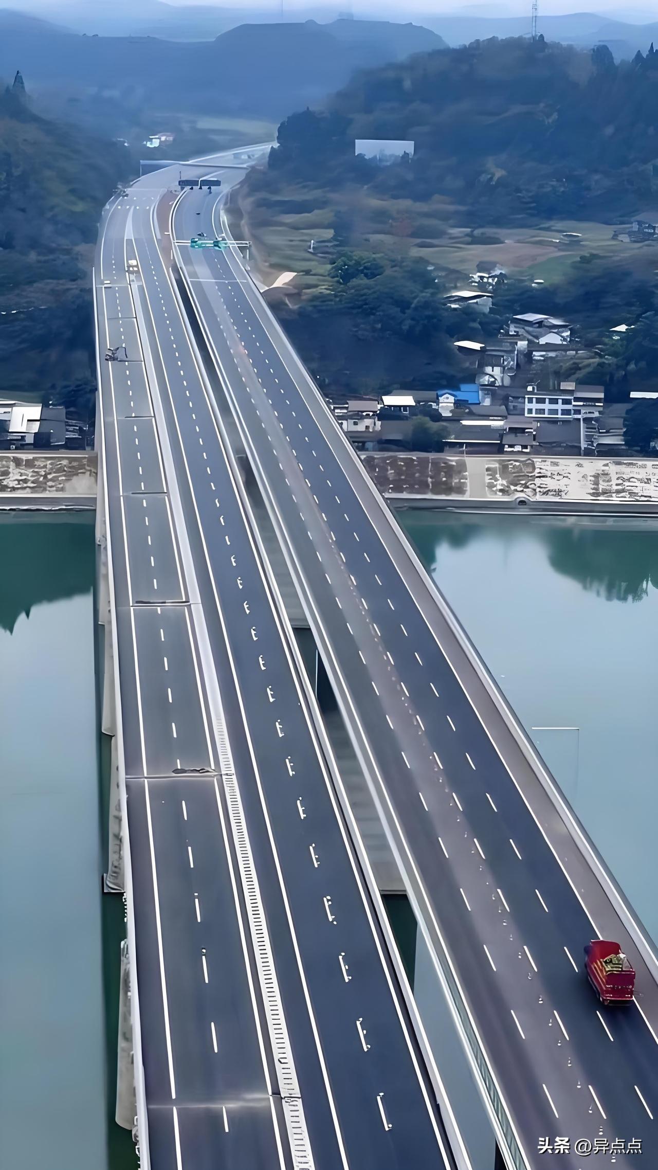 这两天，广州华南快速路一期火了。这条1998年通车、全长15.6公里、被调侃为“