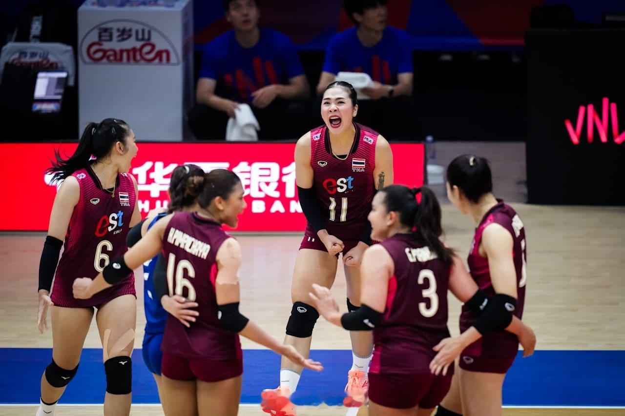 泰国女排2比3比利时女排，泰国队被比利时连扳三局大逆转，决胜局落后四分顽强追平，