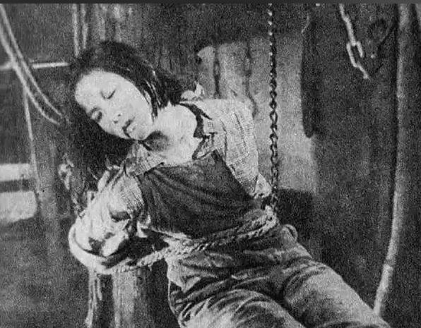 1941年，刘惠馨抱着刚出生不久的女儿走向刑场，路上，敌人从她手中抢过孩子，直接