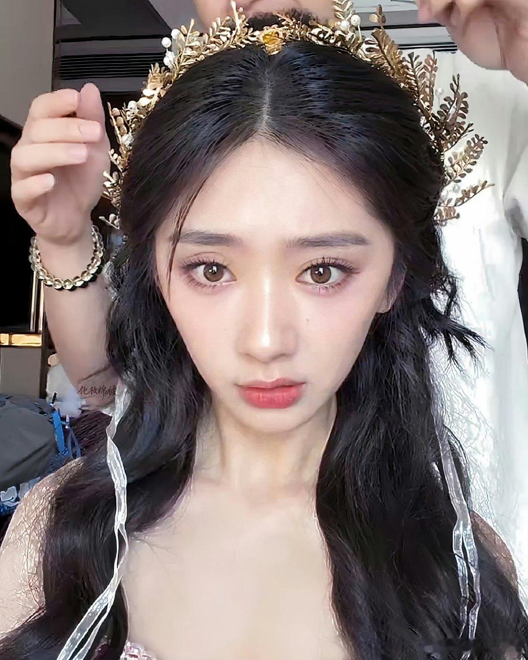 王影璐 鞋跟王影璐这鞋跟高到我替她捏把汗！仙气飘飘的同时，真的要注意安全啊！ 