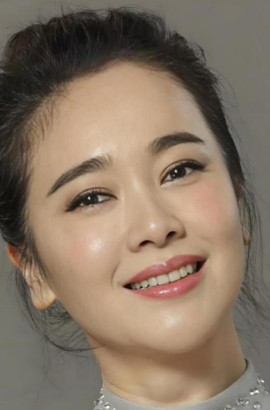 2010年 ，演员左小青与比自己大二十岁的商人高权健，在上海和香港两地举办婚礼，