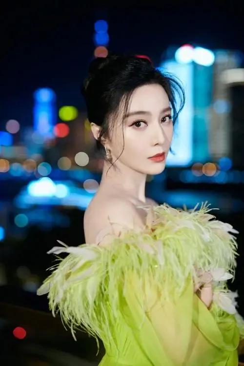 不得不承认，她真是天生丽质的衣服架子啊！

各式各样的礼服她都能完美的驾驭。即使