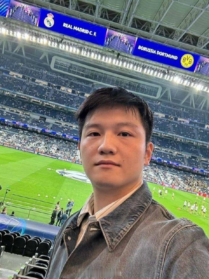 樊振东冠军目光永远聚焦顶级较量 当一位乒乓球“超级全满贯”得主，安静地坐在美国职