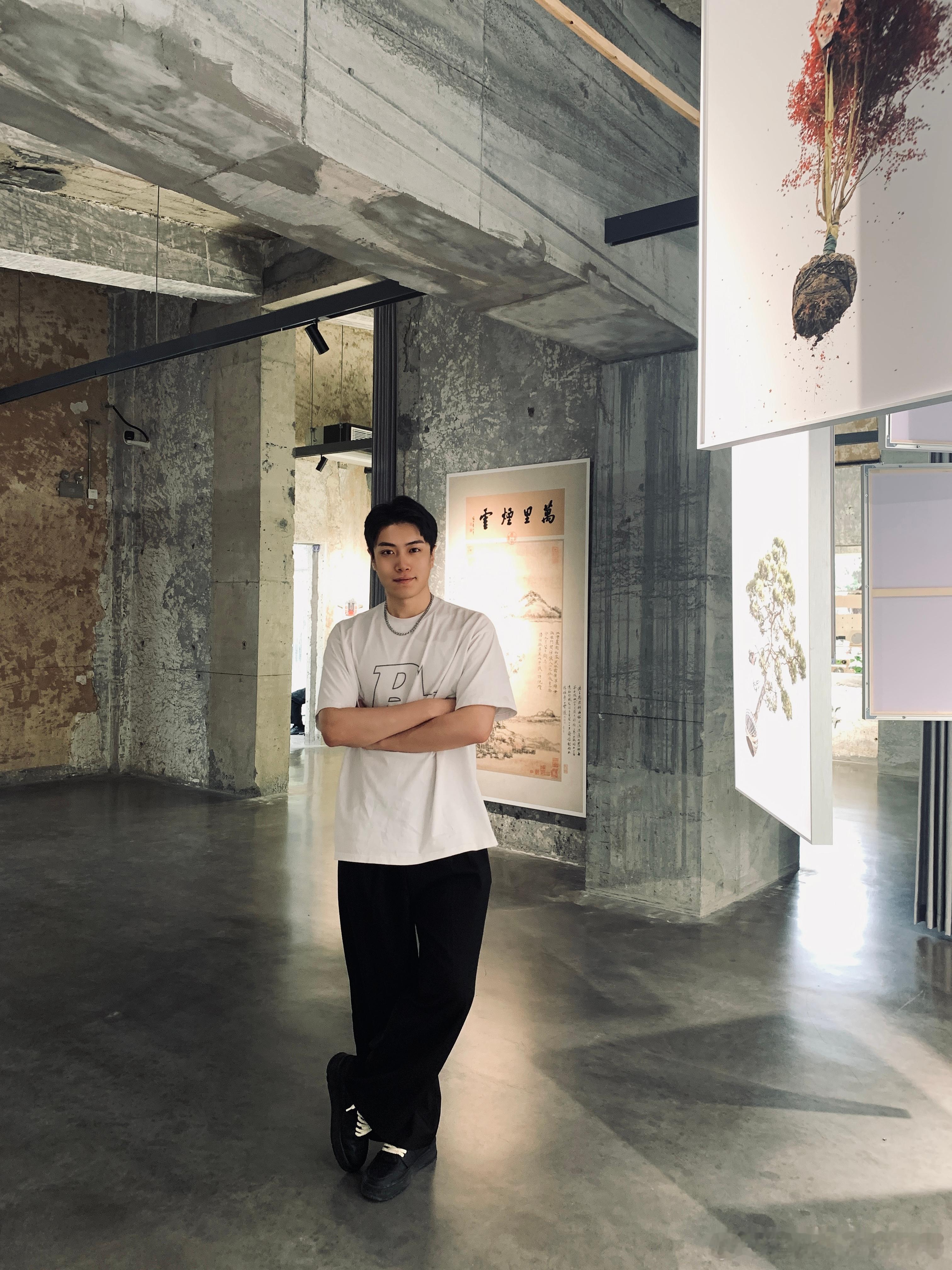 大学生逛艺术展有必要吗课后和朋友到艺术中心逛展向外看世界 向内听自己驻足在艺术里