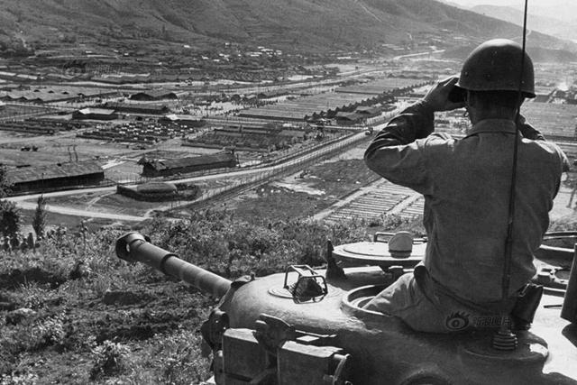 1952年2月18日，巨济岛62号战俘营，美军包围五千志愿军战俘强迫“甄别”，面