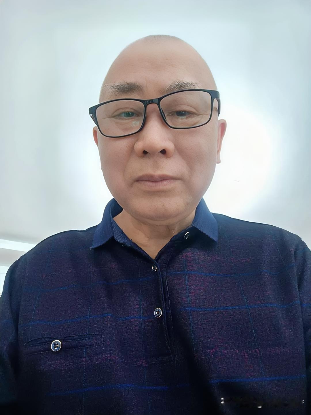 性格开朗好还是性格内向好，这就像甜豆腐脑和咸豆腐脑哪个好吃一样，没有绝对答案。我