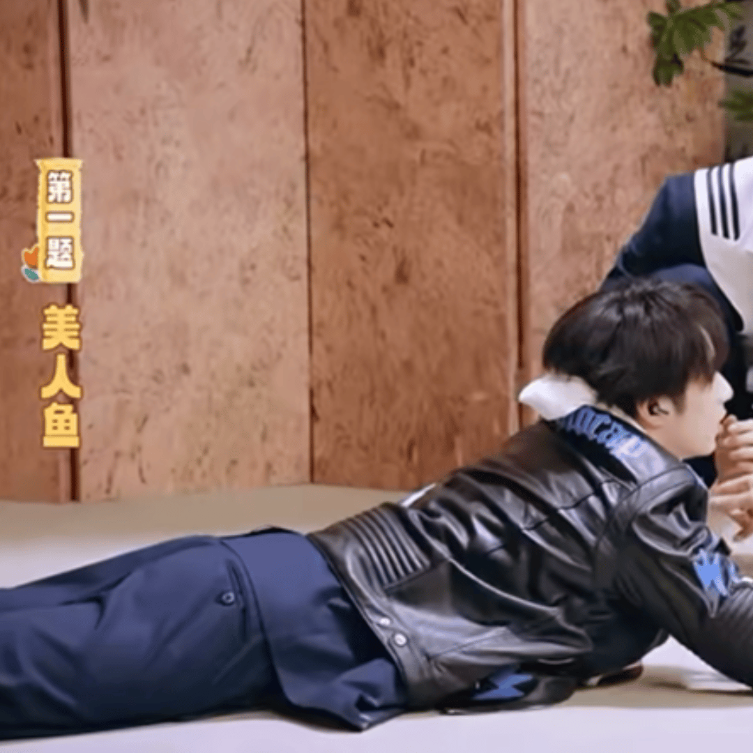 上半身纹丝不动下半身被随意摆动kwksjsksh 