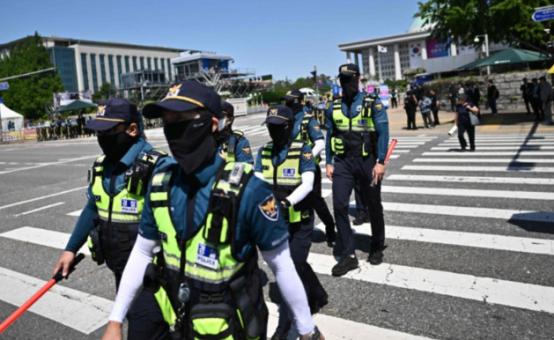 快讯！尹锡悦四肢被10人抓住，胳膊都要断了，硬是没把他拖出拘留所！

韩国特检组