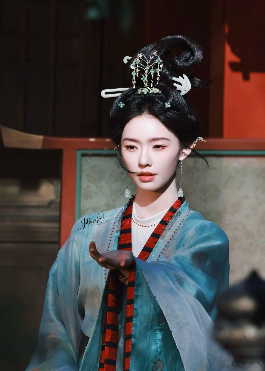 路透即封神！林允饰演的温瑜，低饱和妆造衬得骨相绝美，肩颈线条太优越 