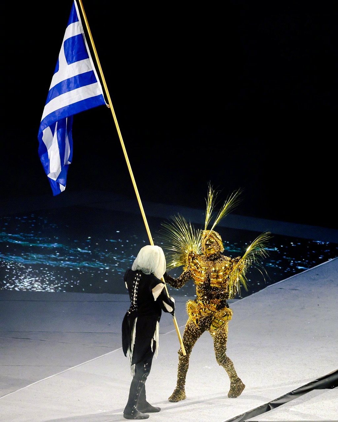 #巴黎不说再见#在巴黎的每一个角落，都镌刻着运动员们汗水与泪水的印记。当奥运的圣