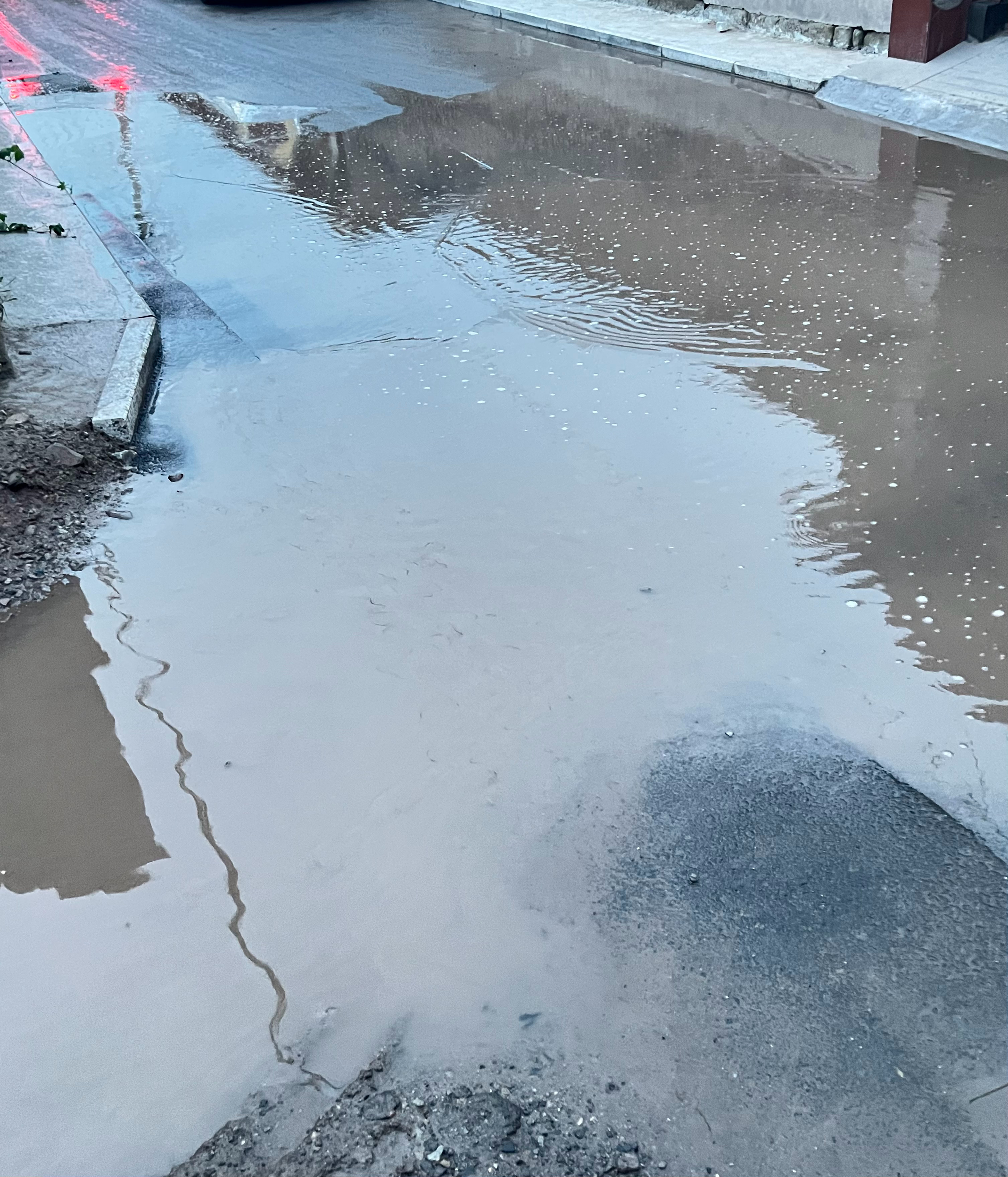 山西农村暴雨该路段（附现场照片）目前存在🙋以下突出问题：1. 排水系统缺失，内